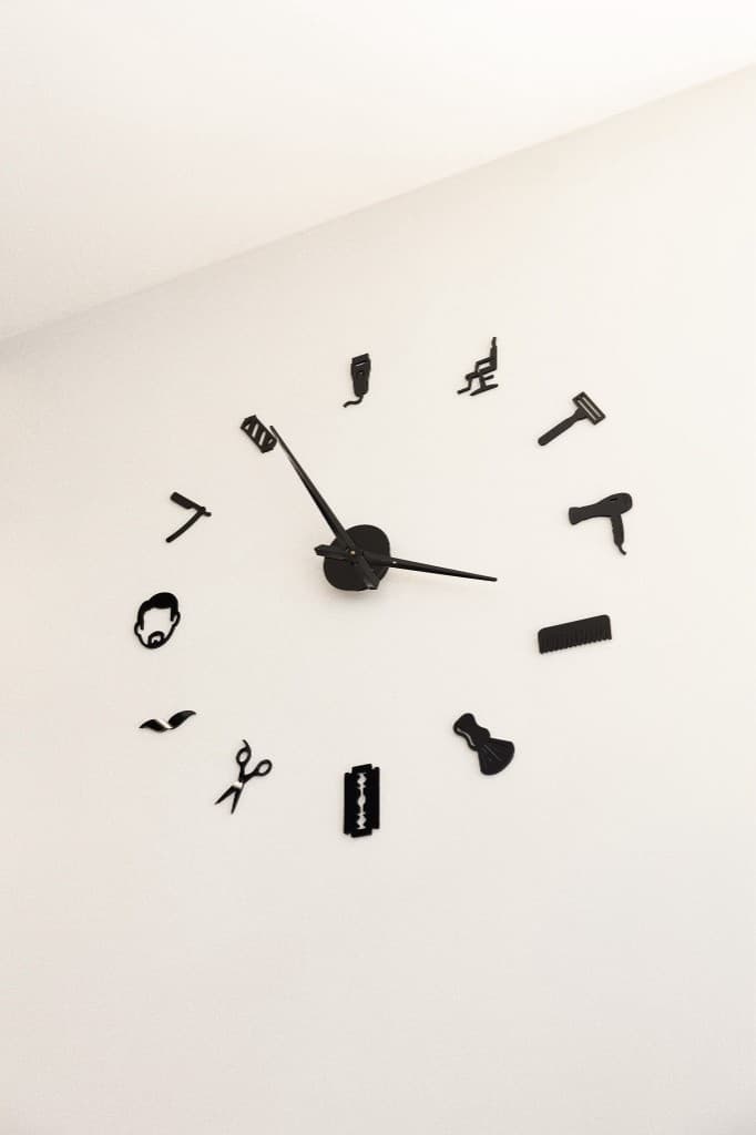 Barberklok in de shop — detail uit de winkel