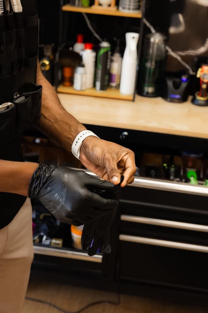 Voorbereiding — handschoenen aan voor elke klant