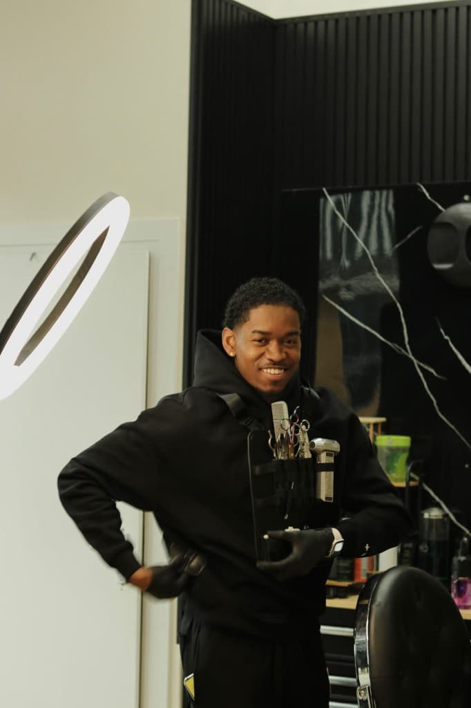 Jog the Barber — portret in de shop met professionele tools